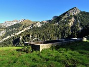14 Fontana zampillante d'acqua fresca con vista sul versante sud-est del Pizzo Badile